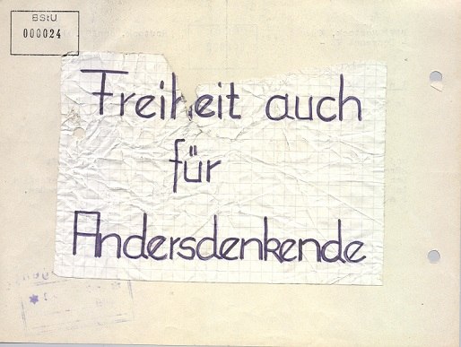 Flugblatt mit der Aufschrift "Freiheit auch für Andersdenkende" // © Bundesarchiv/Stasi-Unterlagen-Archiv Flugblatt mit der Aufschrift "Freiheit auch für Andersdenkende" // © Bundesarchiv/Stasi-Unterlagen-Archiv