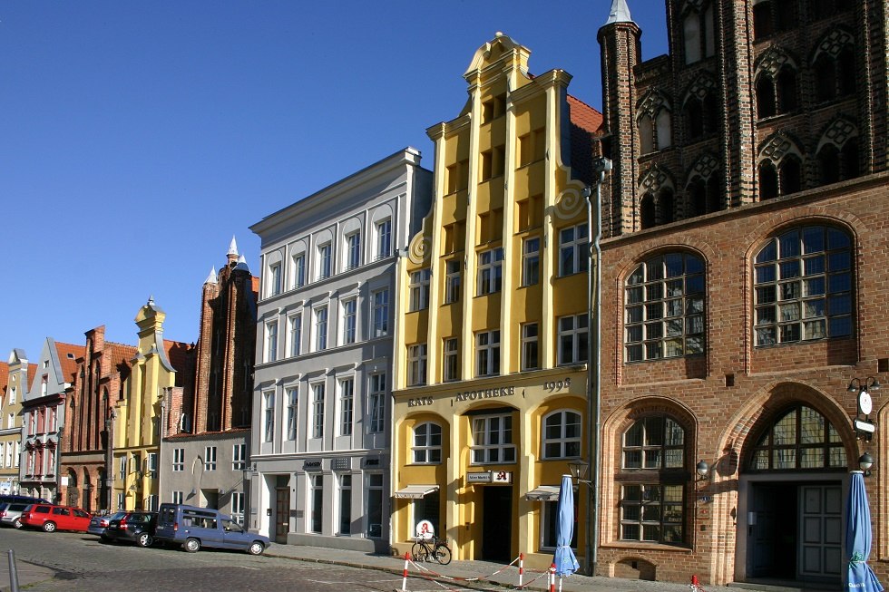 Domy z dachem dwuspadowym przy Mühlenstraße w Stralsundzie // © Tourismuszentrale Hansestadt Stralsund Domy z dachem dwuspadowym przy Mühlenstraße w Stralsundzie // © Tourismuszentrale Hansestadt Stralsund