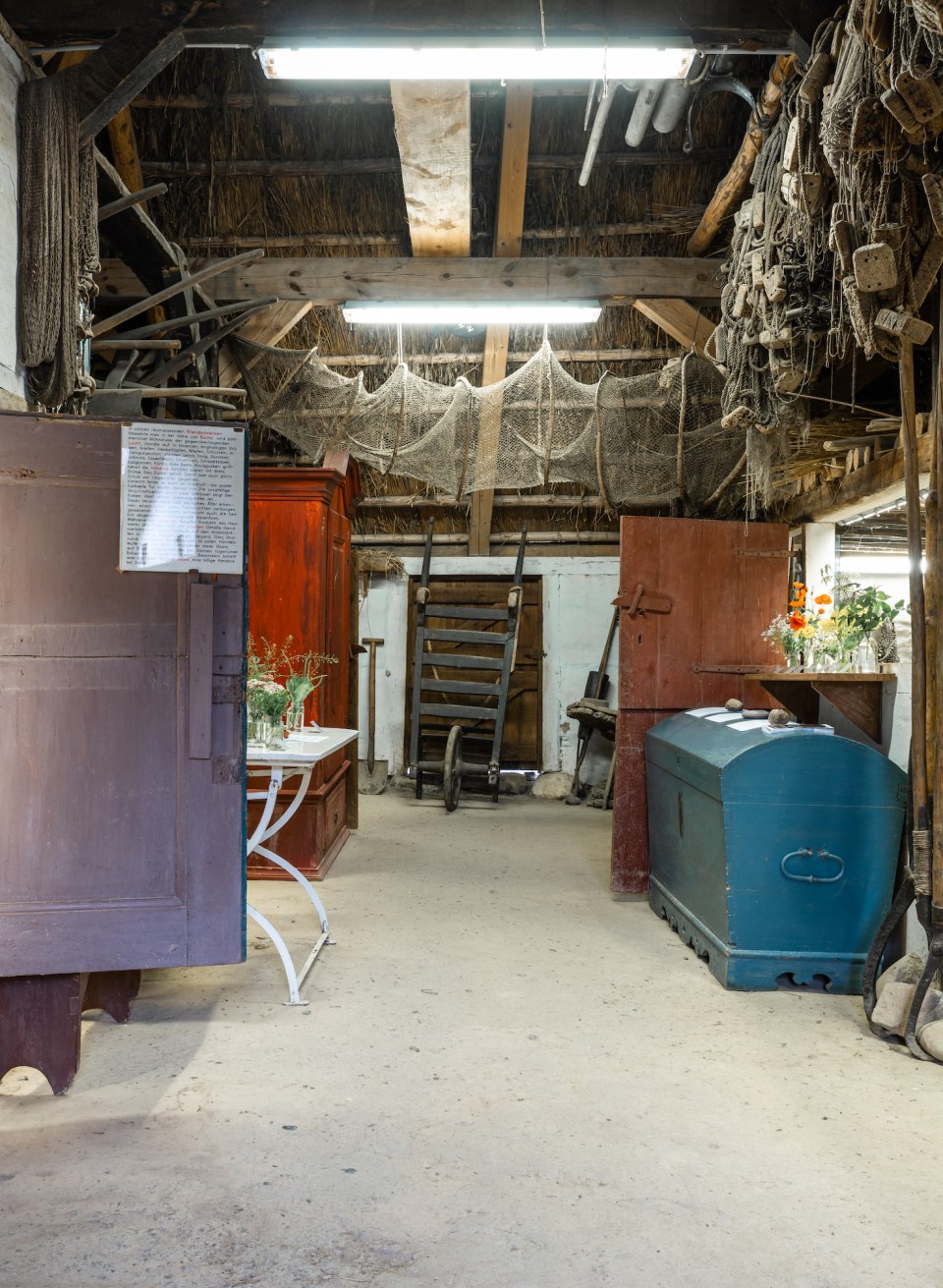 De oude vissersboerderij Rookhus in Göhren van binnen met traditionele inrichting.