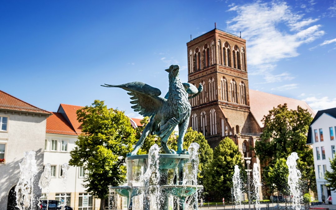 Marktplein met fontein en St Nicolaaskerk in de Hanzestad Anklam, © Hansestadt Anklam