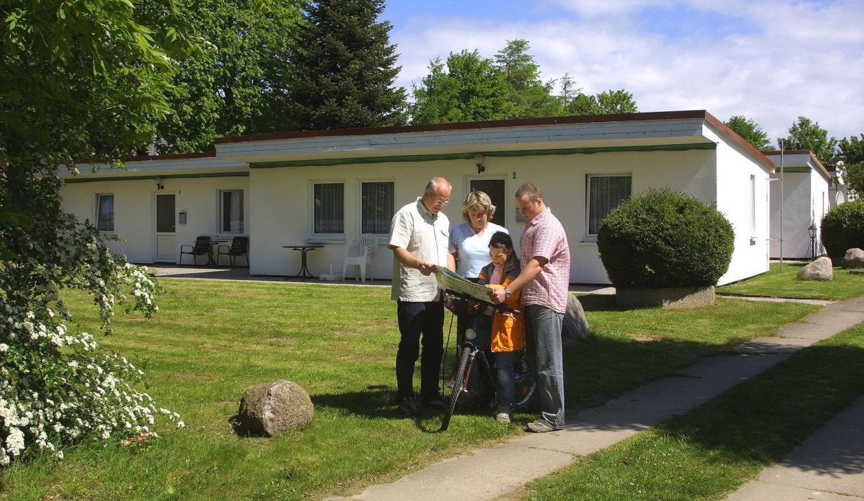 Rodzina przed bungalowem Jagdweg 24, © Ferienbungalow Jagdweg 24