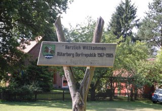 Ein Hinweisschild begr&uuml;&szlig;t die Besucher in der Dorfrepublik R&uuml;terberg // &copy; Gabriele Skorupski