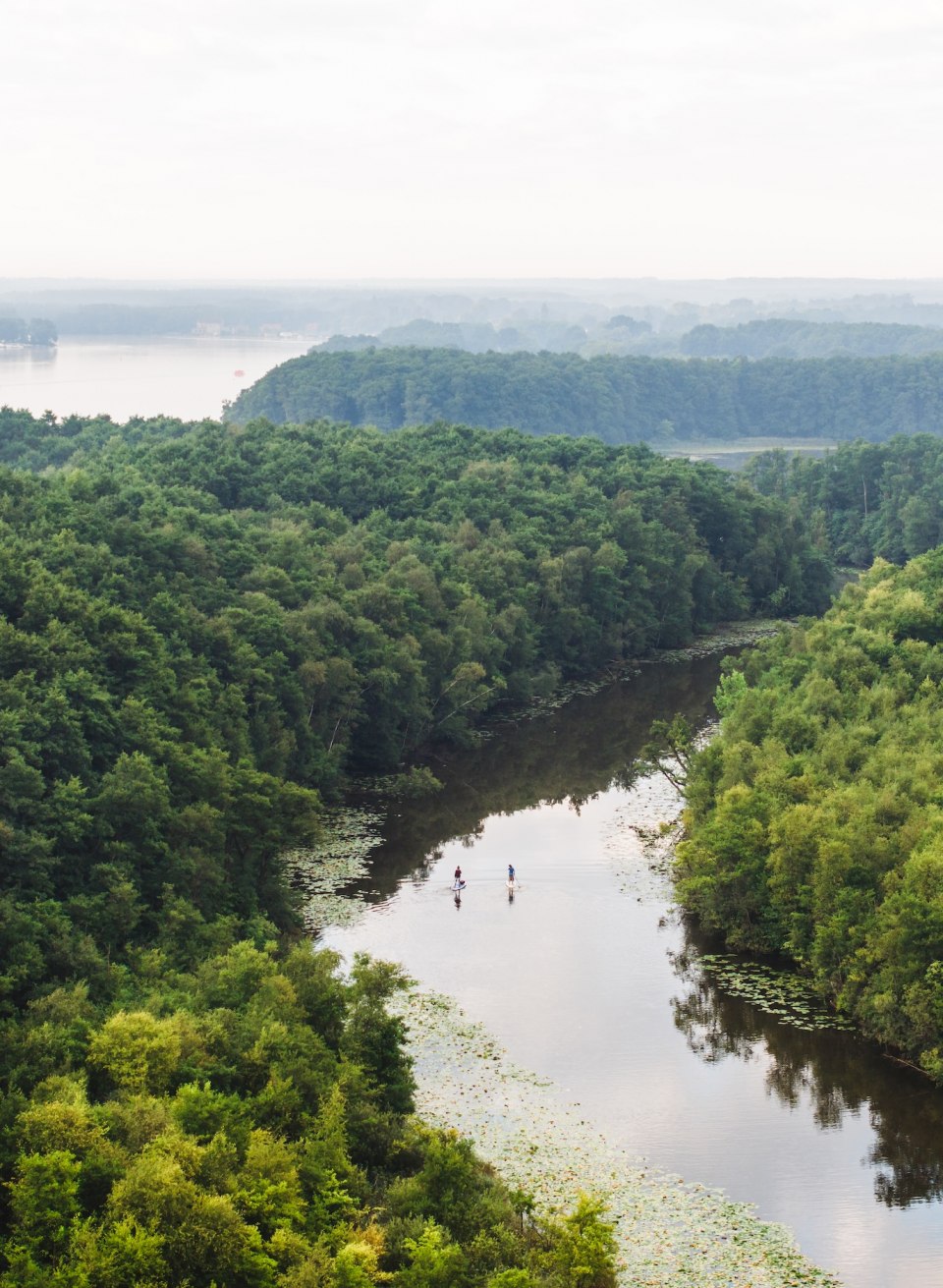 Het bos is dicht opeengepakt tot aan de met lelies begroeide oever, zoals hier bij het Leppinmeer. Midden in het gevoel van vrijheid: Luisa en Susi., © TMV/Gross