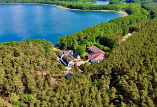Eingebettet im Müritz-Nationalpark, am Großen Labussee. Mehr Platz geht nicht! // © Familotel Borchard´s Rookhus Eingebettet im Müritz-Nationalpark, am Großen Labussee. Mehr Platz geht nicht! // © Familotel Borchard´s Rookhus