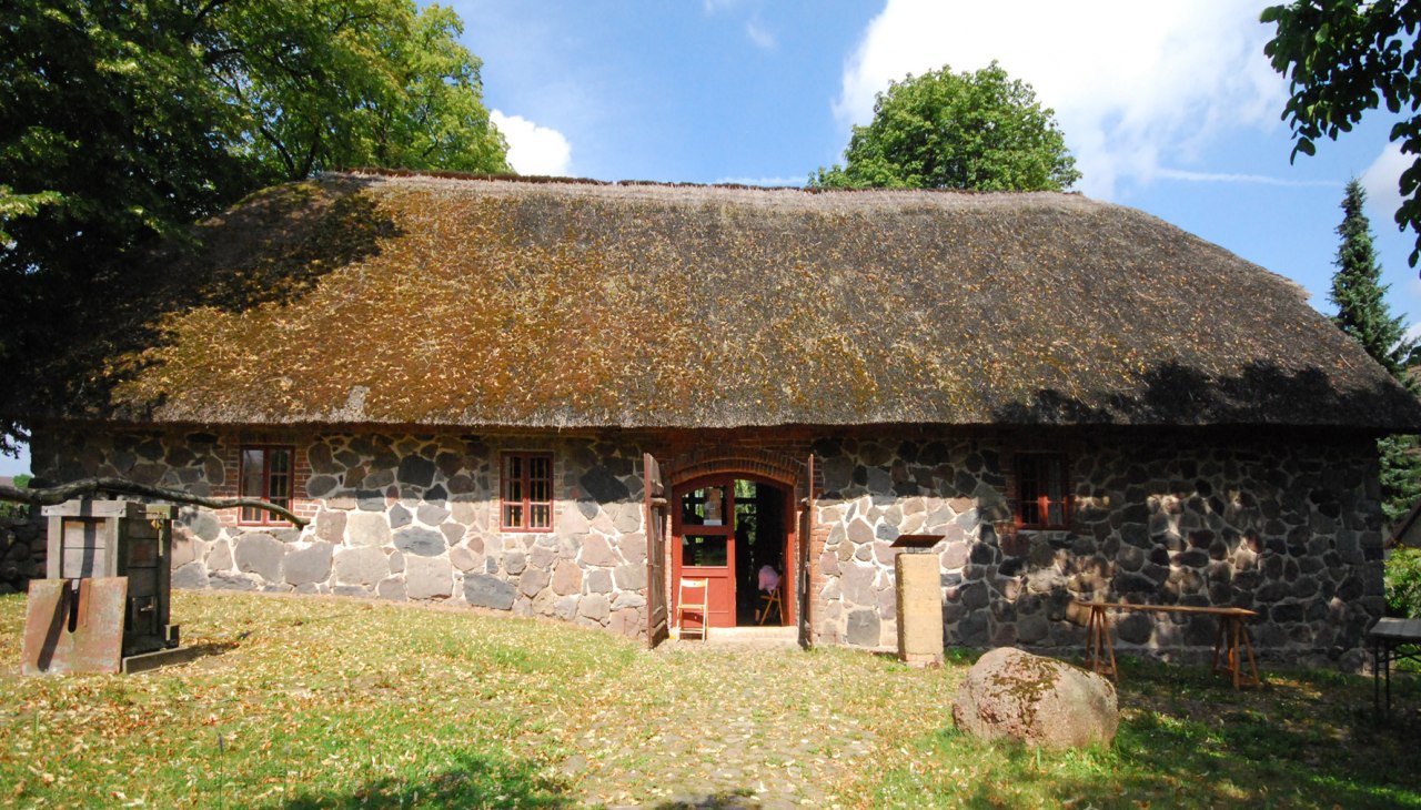 De rietgedekte zeemansschuur wordt een kleimuseum, &copy; FAL e.V.