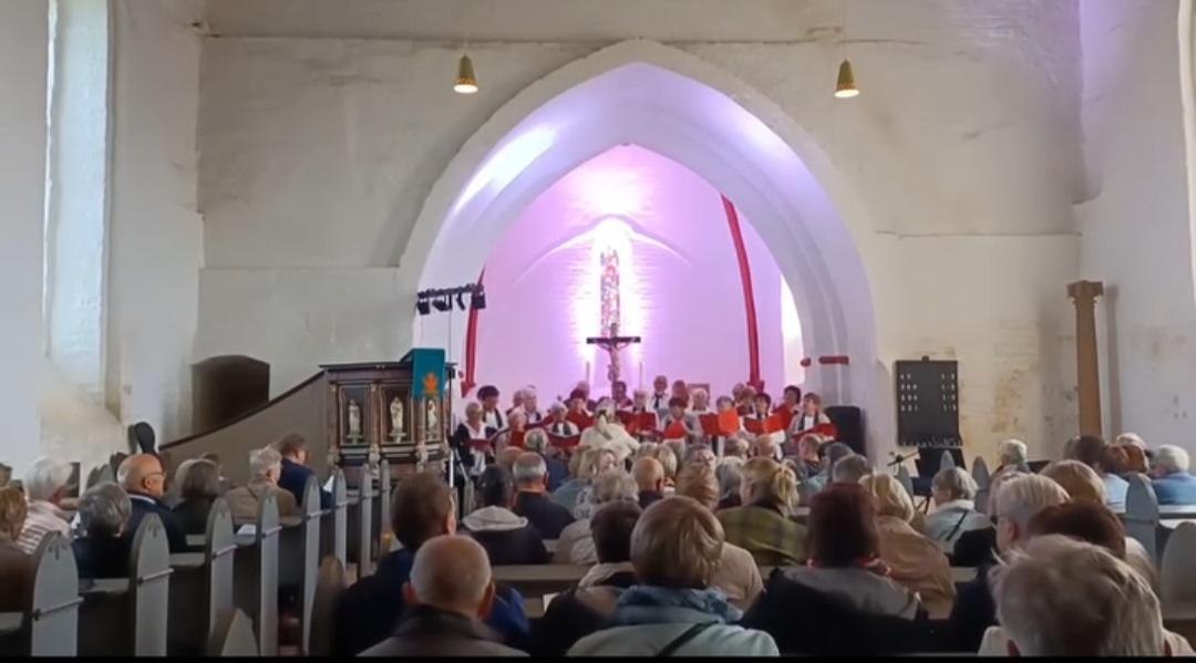 In addition to the Börzow choir, the choirs from Lübsee and Schönberg also created a great atmosphere // © KFKKM In addition to the Börzow choir, the choirs from Lübsee and Schönberg also created a great atmosphere // © KFKKM