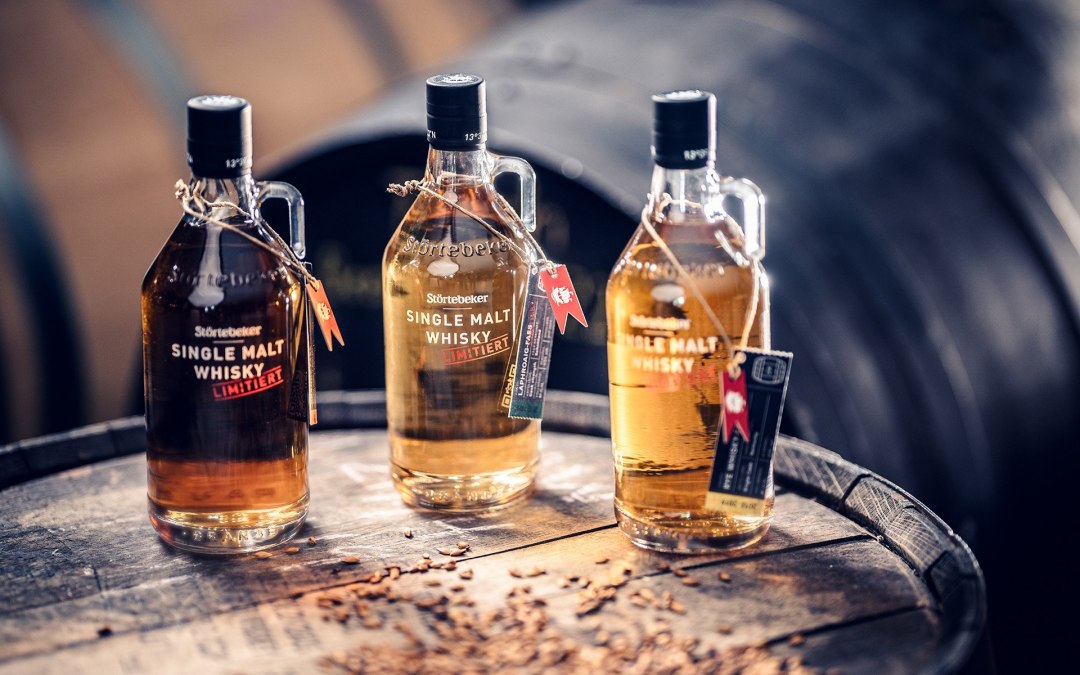 Naast de klassieke editie kunnen bezoekers een reeks limited edition whisky's en andere sterke dranken ontdekken en proeven., © Störtebeker Brennerei GmbH