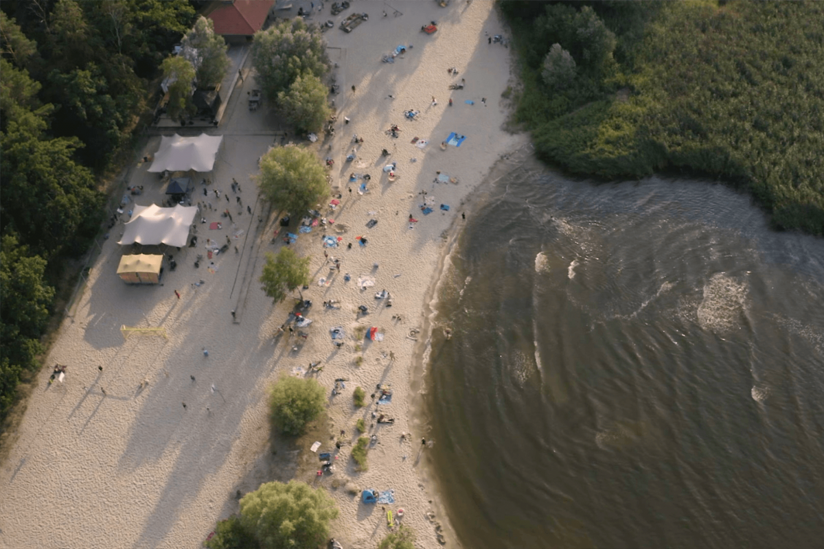 Bellini Beach - strand, muziek en mensen // © Musik & Stille Festival - Götz Rausch Bellini Beach - strand, muziek en mensen // © Musik & Stille Festival - Götz Rausch