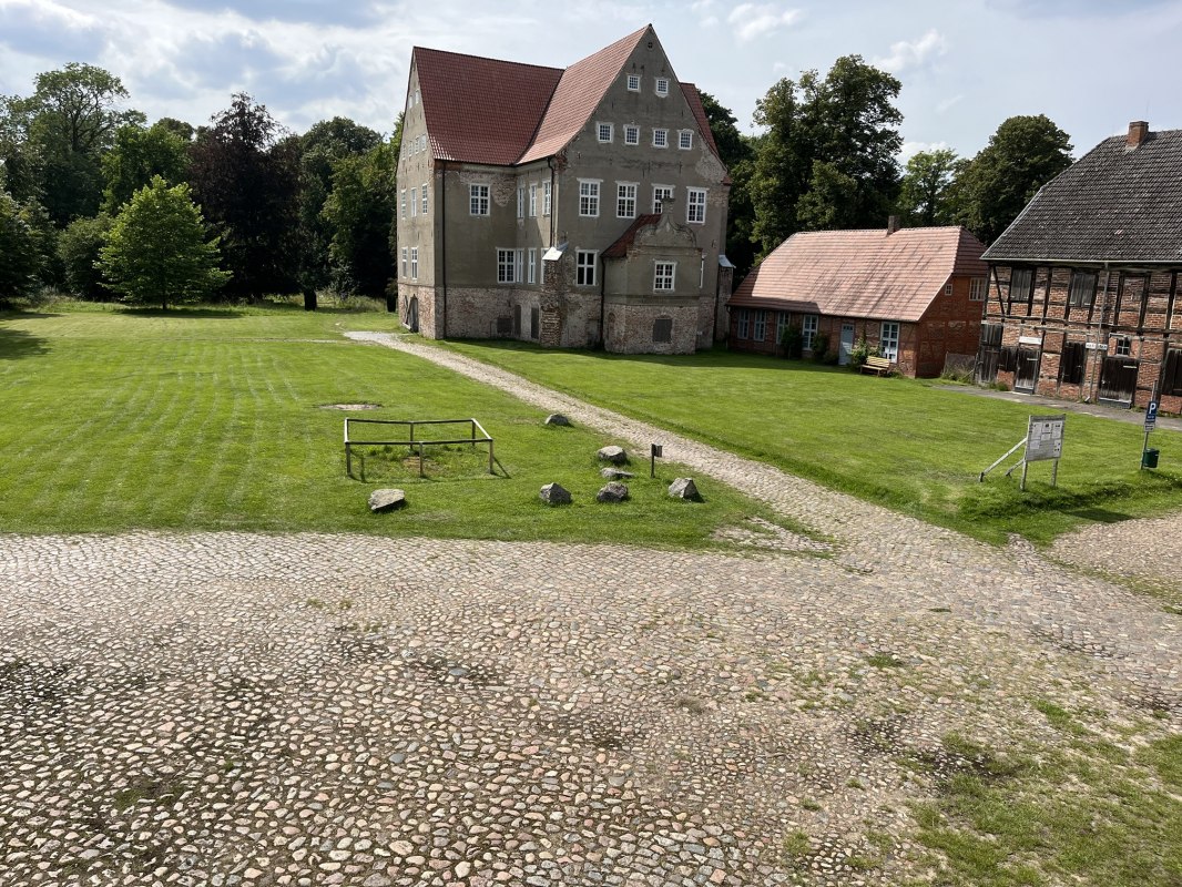 Dziedziniec pałacowy w Ludwigsburgu latem 2025 r. // &copy; Archiv F&ouml;rderverein Schloss- und Gutshofanlage Ludwigsburg e. V.