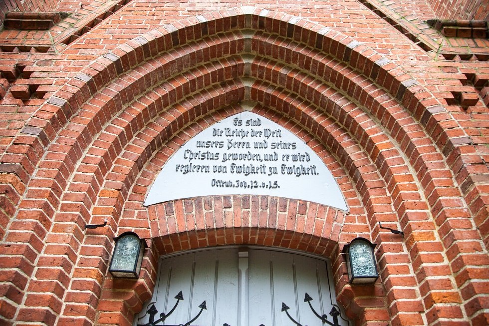 Toegangsportaal met inscriptie, © Frank Burger