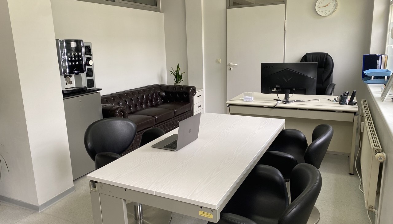 Obszar roboczy z elastycznymi stanowiskami pracy, wygodną kanapą, ekspresem do kawy i tablicą., © SG GmbH Obszar roboczy z elastycznymi stanowiskami pracy, wygodną kanapą, ekspresem do kawy i tablicą., © SG GmbH