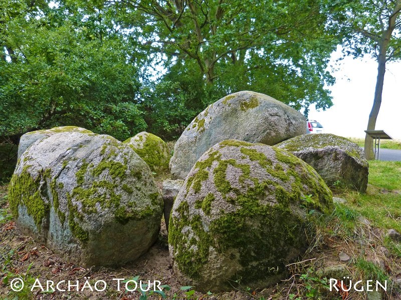 Widok niektórych kamieni megalitycznego grobowca "Goldbusch" z tablicą informacyjną, © Archäo Tour Rügen