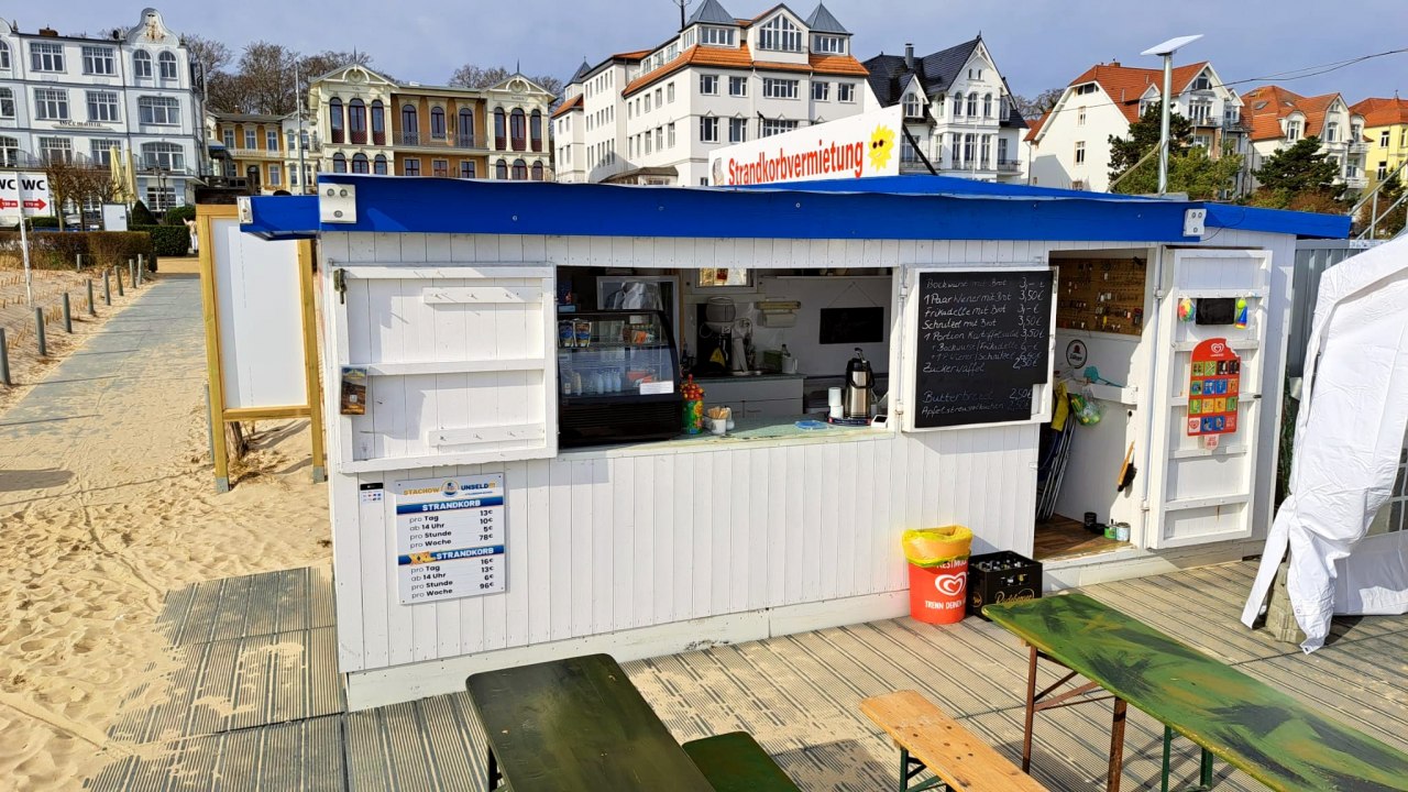 Beach chair rental, kiosk and snack bar at Strandbar Bansin at Turm 9 offering drinks, snacks and ice cream directly on the Baltic Sea beach between the pier and the concert shell // &copy; Stachow Unseld GbR