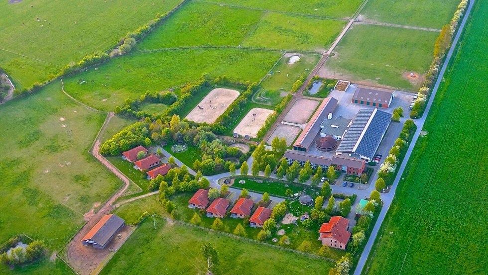 Er zijn vakantiewoningen en -huisjes, een kinderspeelplaats en een kinderboerderij op het terrein van de manege., © Bernsteinreiter