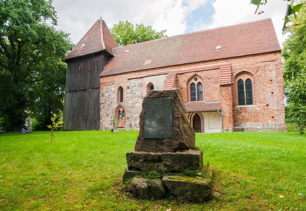 Dorpskerk aan de zijkant met gedenksteen, © Frank Burger