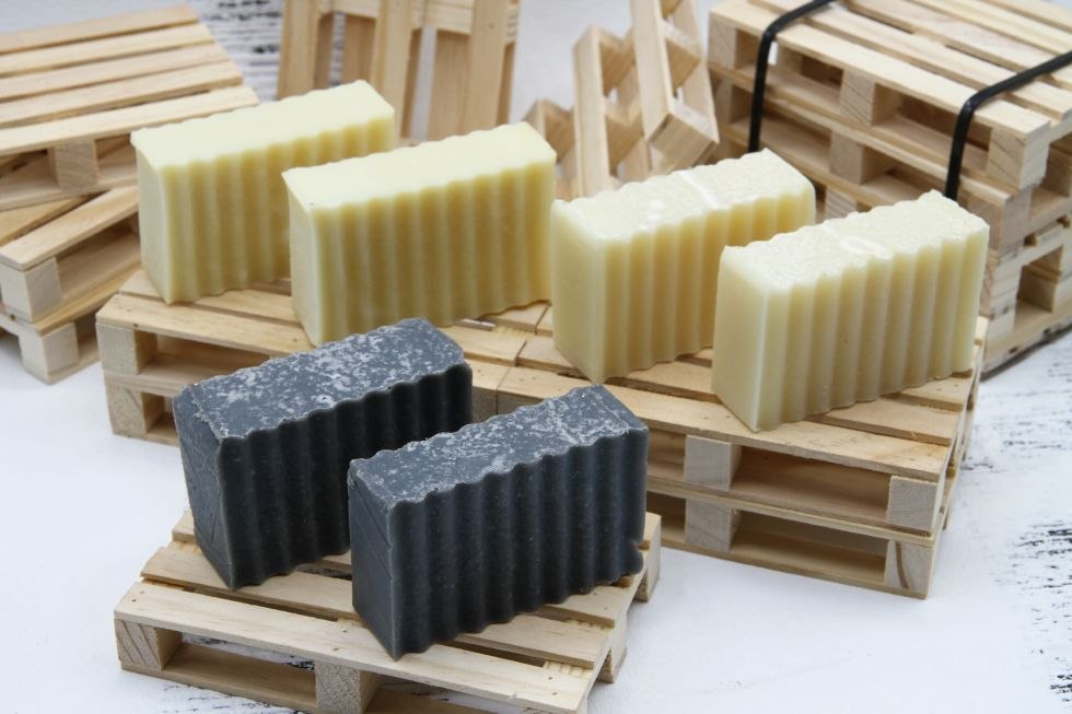 Dekoracyjny obraz mydła, 1x naturalny, 1x węgiel aktywny, &copy; Seifenmanufaktur Galenbeck/Torsten Metscher