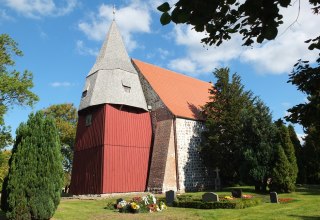 Widok z boku na kościół z kamienia polnego Tribohmer od strony południowej, © Martin Hagemann