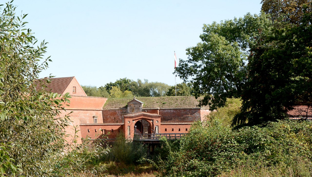 Vestingpoort van de vesting Dömitz gezien vanaf de Elbe-dijk, © Tourismusverband Mecklenburg-Schwerin Vestingpoort van de vesting Dömitz gezien vanaf de Elbe-dijk, © Tourismusverband Mecklenburg-Schwerin
