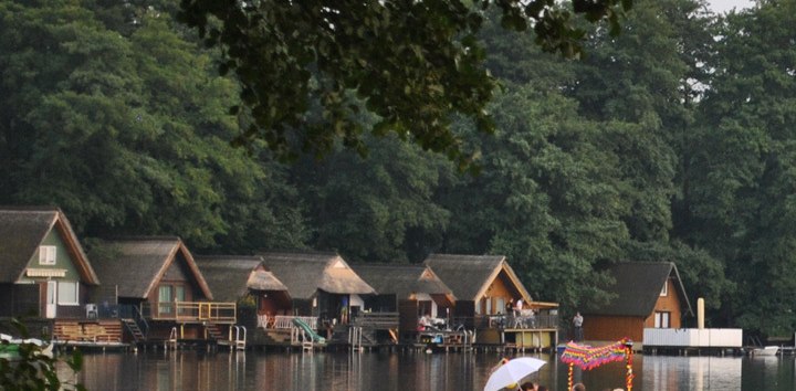Bootsh&auml;user am D&uuml;mmer See // &copy; adfc-Schwerin