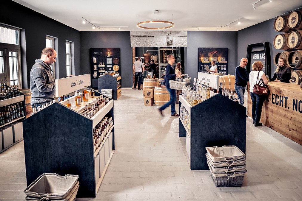 Przeglądaj, kupuj i smakuj w salonie wystawowym destylarni., © Störtebeker Brennerei GmbH