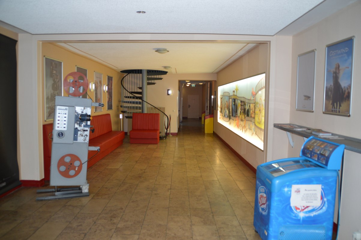 Er zijn comfortabele zitplaatsen in de foyer van de bioscoop., &copy; Wobau Demmin GmbH