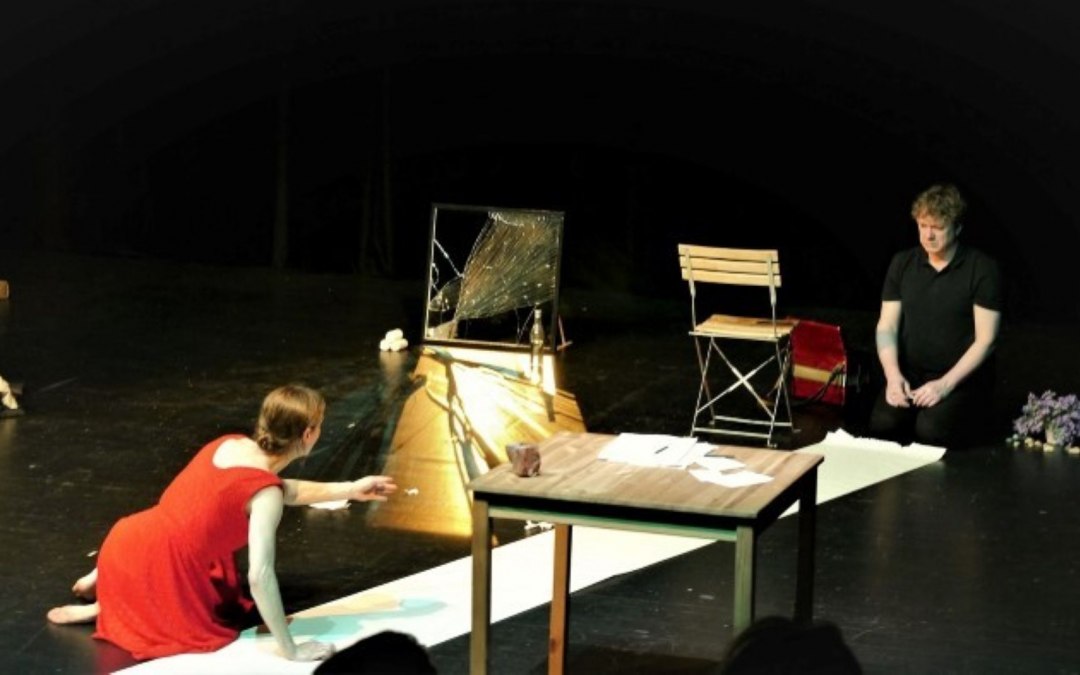 Toen-val-op-een-kunstwerk-slider-foto-Rudolph-La, © artENSEMBLE THEATER