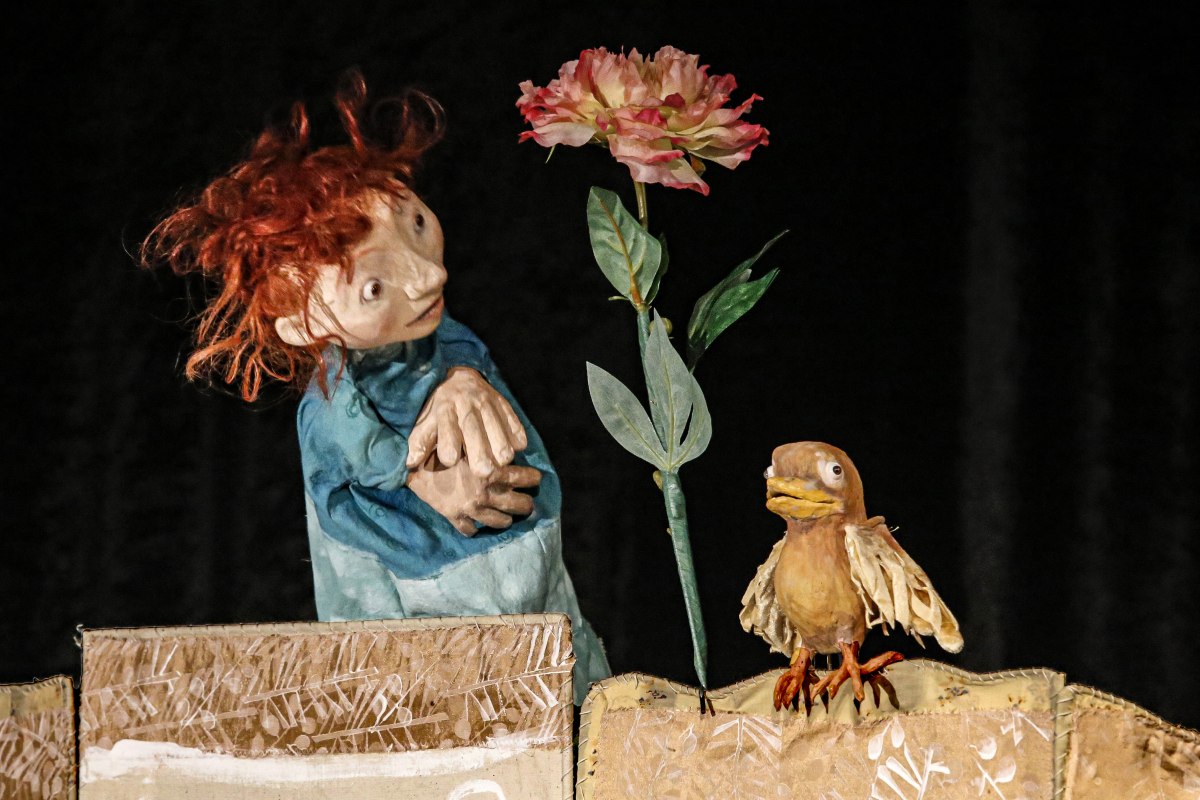 Picture of a scene from the play with the little woman, a flower and a bird // © Klaus Schiebold Picture of a scene from the play with the little woman, a flower and a bird // © Klaus Schiebold