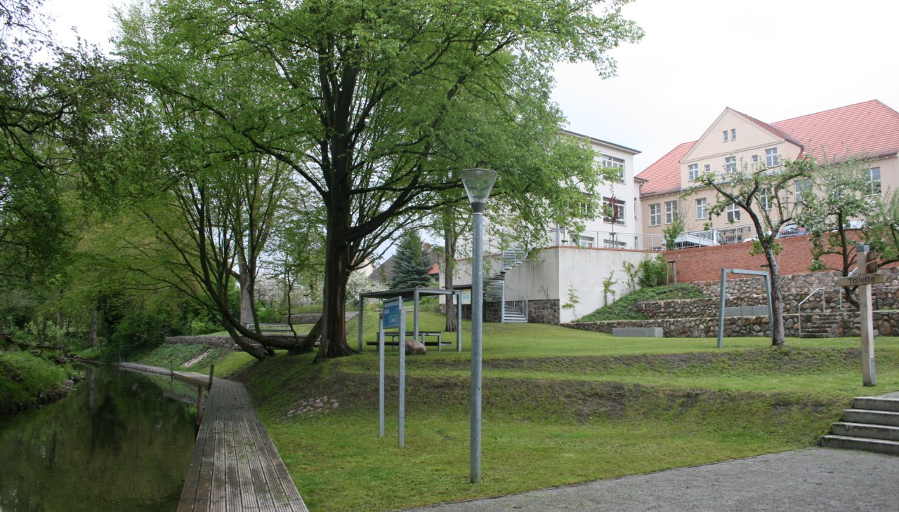 Rustplaats voor waterwandelingen in de oude stad achter de kerk, © REGiO Nord mbH