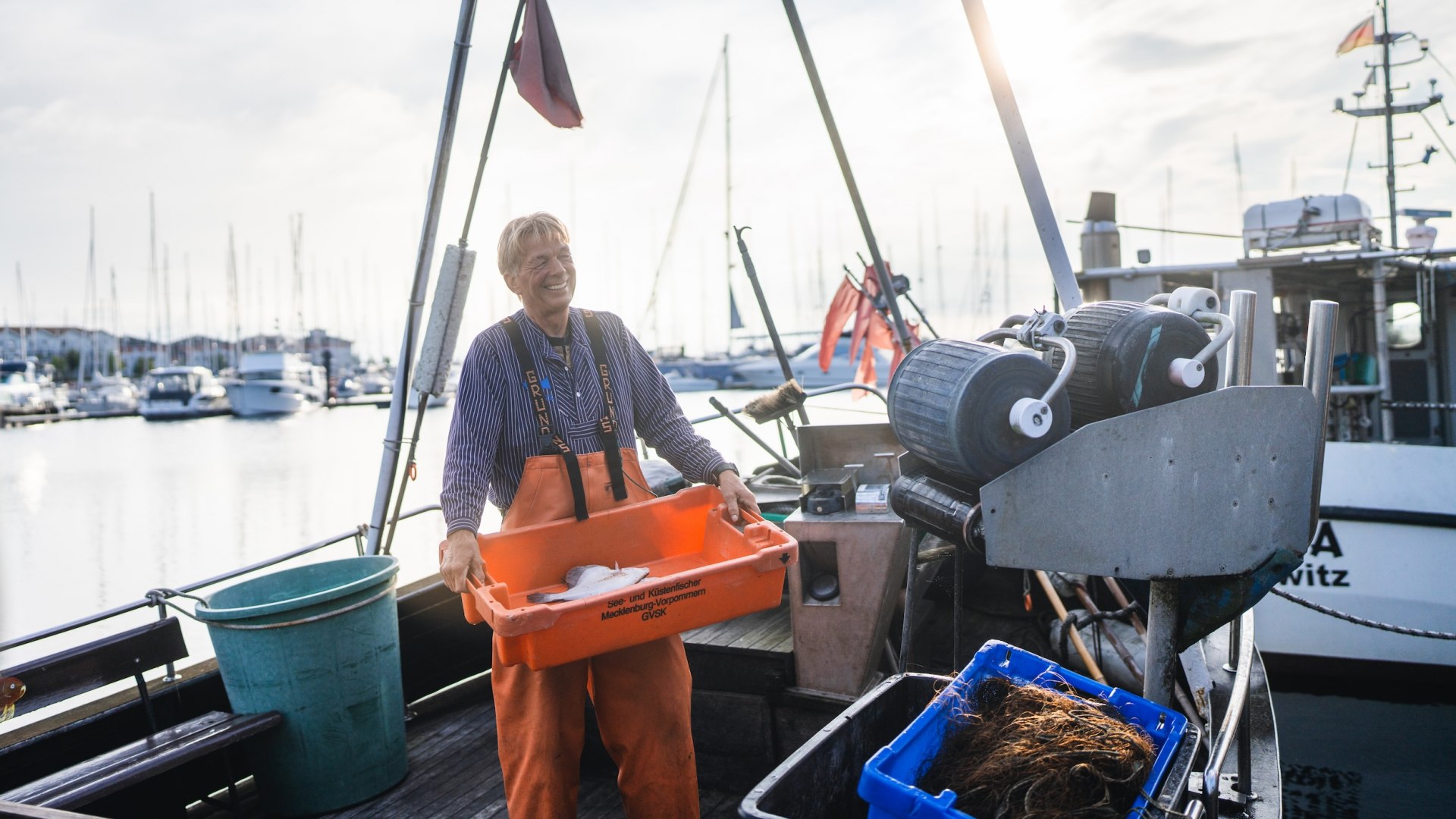 Visser Uwe Dunkelmann heeft passie voor zijn werk. Iedereen die wil, kan hem 's ochtends vergezellen als hij zijn netten binnenhaalt voor de Baltische badplaats Boltenhagen., © TMV/Gross
