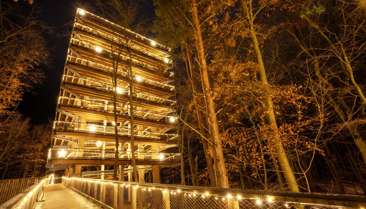 BWP-US_DSC06585_Turm-vom-Pfad_Lichterzauber_Winter@eak2, © Erlebnis Akademie AG/Baumwipfelpfad Usedom