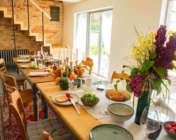 St&oacute;ł z widokiem na taras // &copy; Thomas Paulus