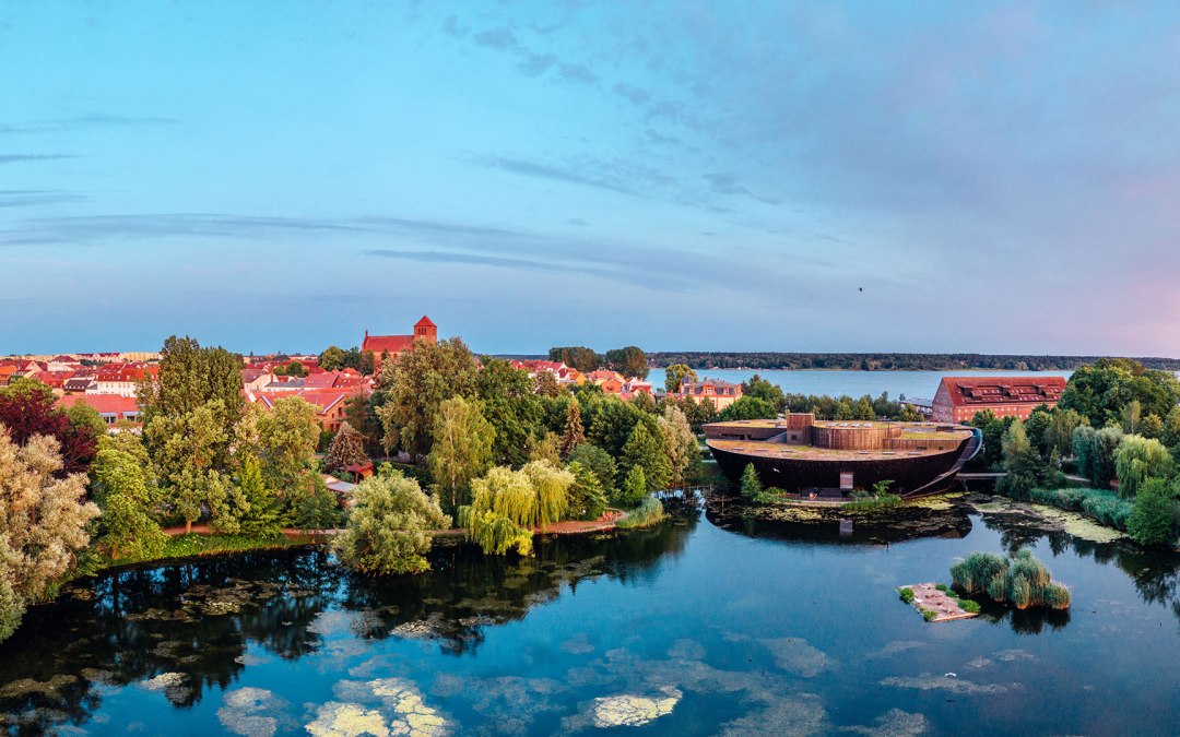 Het Müritzeum ligt aan de rand van de oude stad Waren aan de idyllische Herrensee., © Felix Gänsicke