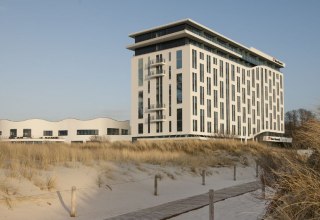 Buitenaanzicht van de a-ja Warnemünde. Het resort. // © a-ja Resort Warnemünde Buitenaanzicht van de a-ja Warnemünde. Het resort. // © a-ja Resort Warnemünde