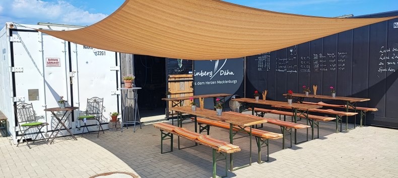 View of the terrace - space for tastings // &copy; Juliane D&auml;hn