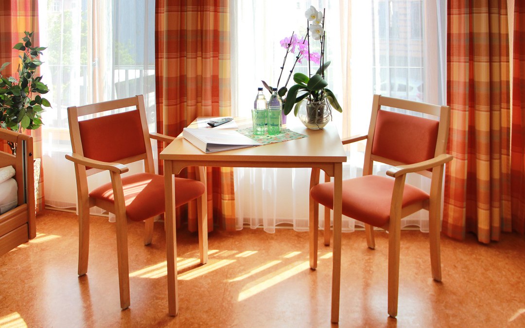 Lichte kamer met zithoek, © Netzwerk für Menschen