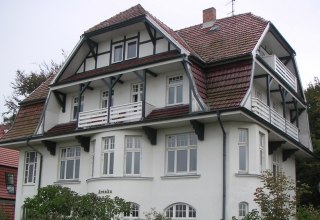 Hausansicht Villa Aranka Warnem&uuml;nde // &copy; Jan B&ouml;hnke, Plessentin GmbH, Warnem&uuml;nde