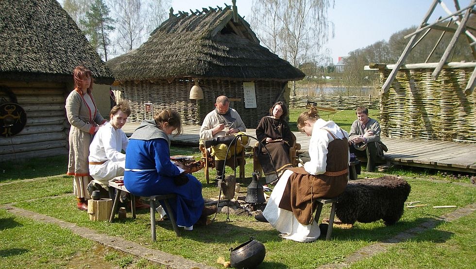 Leven in het openluchtmuseum // &copy; Landesamt f&uuml;r Kultur und Denkmalpflege Mecklenburg-Vorpommern, Landesarch&auml;ologie