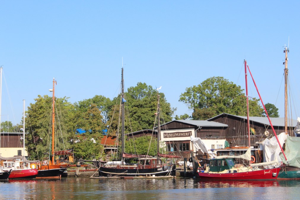 Pole kempingowe z widokiem na port muzealny, © Petra Fasten