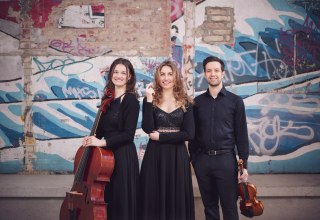 Roman Tulchynsky - viool,
Marei Schibilsky - violoncello,
Julia Stephan - piano, &copy; Clara Evens