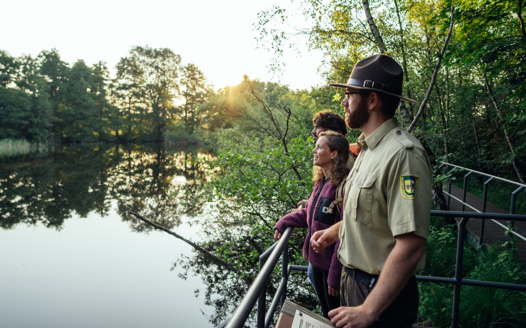 Op pad op het Zarrentin veenpad bij zonsopgang // &copy; TMV/G&auml;nsicke