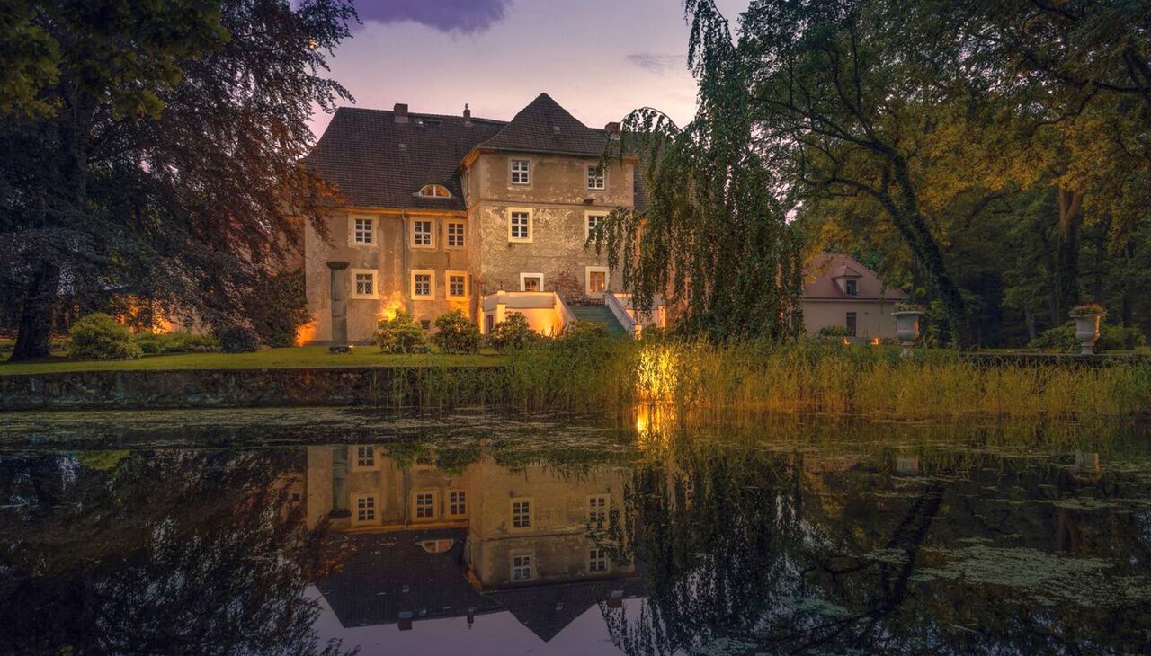 Mellenthin moated castle at dusk, © Wasserschloss Mellenthin