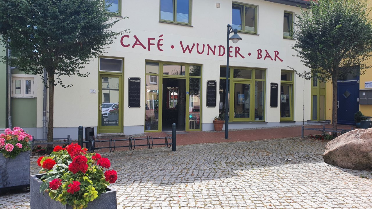 Café and restaurant café-wunder-bar // © Sabine Maus Café and restaurant café-wunder-bar // © Sabine Maus