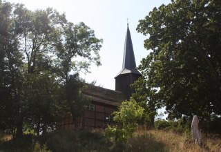 Seitenansicht der Fachwerkkirche // &copy; Mecklenburgische Kleinseenplatte Touristik GmbH