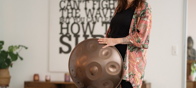 Nadine, Leiterin des Handpan Workshops mit Handpan in der Hand. // © Nishā Yoga GbR Nadine, Leiterin des Handpan Workshops mit Handpan in der Hand. // © Nishā Yoga GbR
