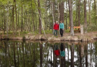 Wędrowcy nad jeziorem wrzosowiskowym na dużym wrzosowisku Ribnitz, © TMV/outdoor-visions.com