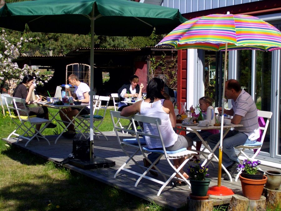 Het terras biedt mooie en zonnige plekken om te genieten van het populaire ontbijt in de zomer, © Gesundhaus Klatschmohn/Wendt