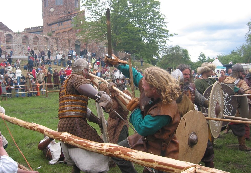 Een gevechtsscène tijdens het jaarlijkse kasteelfestival., © Stadt Neustadt-Glewe