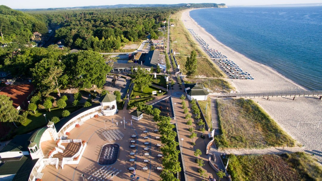 Plac uzdrowiskowy w nadbałtyckim kurorcie Göhren z zabytkowym pawilonem uzdrowiskowym tuż przy plaży, © KVGöhren/Kokenge