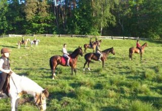 Geniet van een trailrit in een groep met de MP Horse Stables Dobbertin club // © MP Horse Stables Dobbertin/ Maria Michaelis Geniet van een trailrit in een groep met de MP Horse Stables Dobbertin club // © MP Horse Stables Dobbertin/ Maria Michaelis