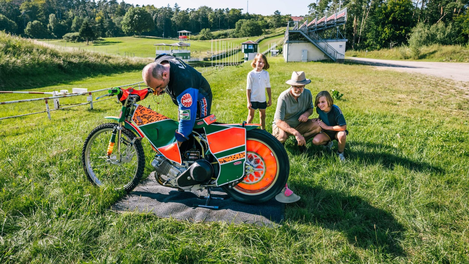 Na torze Teterow hillclimb z pasującym motocyklem. // Nie klasyczny rower, ale niezwykle interesujący - rodzinna wycieczka na naturalny tor trawiasty "Bergring" w Teterow // © MV-T/Tiemann Na torze Teterow hillclimb z pasującym motocyklem.
